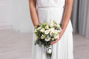 Arka planda güzel bir düğün buketi olan gelin, yakın plan.