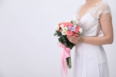 Arka planda güzel bir düğün buketi olan gelin, yakın plan. Metin için boşluk