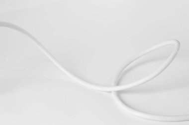 Bir yalıtılmış elektrik kablosu beyaza izole edildi