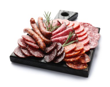 Farklı tütsülenmiş sosisler beyaz üzerine izole edilmiş.