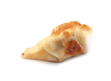 Bir kızarmış gyoza hamur tatlısı, beyaz üzerine izole edilmiş.
