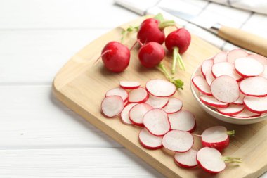 Taze taze ve turpları beyaz ahşap masada yakın plan.