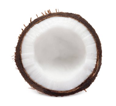 Çatlak hindistan cevizinin yarısı beyaza izole edilmiş.