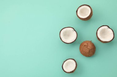 Turkuaz arka planda taze hindistan cevizleri, düz bir zemin. Metin için boşluk