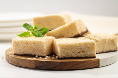 Lezzetli puflanmış pirinç çubukları ve nane şekeri beyaz masada, yakın plan.