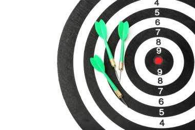 Yeşil okları olan dart tahtası beyaz, üst görünümde izole edilmiş.