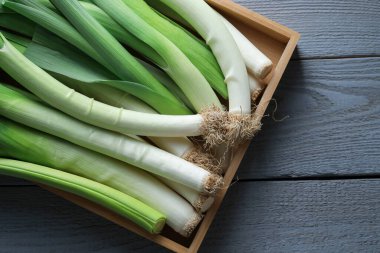 Gri ahşap masada taze pırasa, üst manzara.