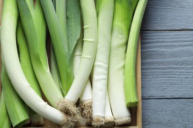 Gri ahşap masada taze pırasa, üst manzara.