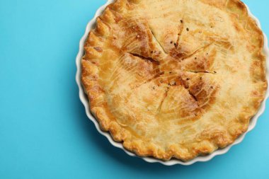 Açık mavi arka planda nefis ev yapımı turta, üst manzara. Metin için boşluk