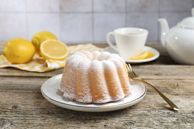 Tahta masada pudra şekerli lezzetli limonlu pasta.