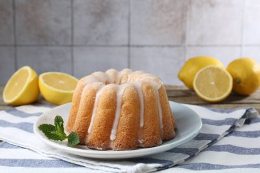 Lezzetli limonlu pasta. Masada şeker ve jöleli.