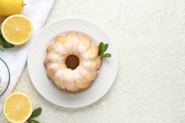 Lezzetli limonlu pasta, jöleli, nane şekerli ve narenciye aromalı meyveli masa, düz yatak. Metin için boşluk