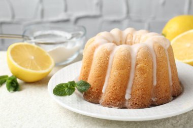 Lezzetli limonlu pasta, jöleli, naneli ve narenciye meyveli masa, yakın çekim.