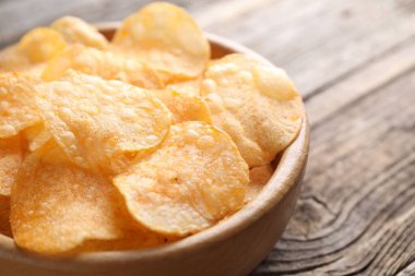 Tahta masada kasede patates cipsi, yakın plan.