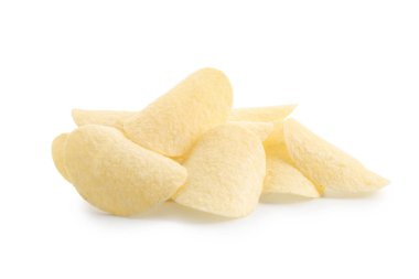 Beyaza izole edilmiş pek çok lezzetli patates cipsi.