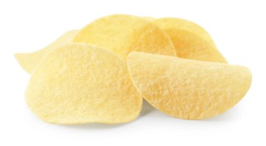 Beyaza izole edilmiş pek çok lezzetli patates cipsi.