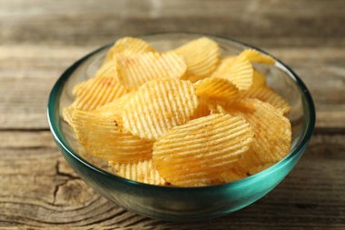 Tahta masada patates cipsi, yakın plan.