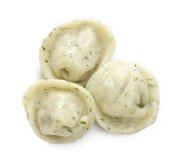 Lezzetli hamur köfteleri (pelmeni) beyaz üzerine izole edilmiş baharatlar, üst görünüm