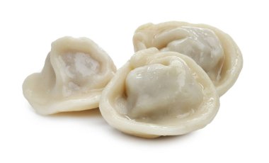 Lezzetli haşlanmış hamur köfteleri (pelmeni) beyaz üzerine izole edilmiş.