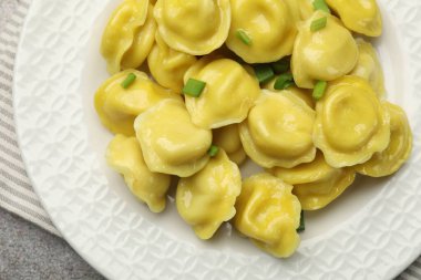 Gri desenli masada yeşil soğanlı lezzetli börekler.