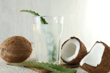 Beyaz desenli masa üzerinde hindistan cevizi ve aloe ile ferahlatıcı içecek.