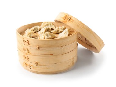 Bambu buharlı buharlı tencerede kaynamış gyoza (hamur tatlısı).