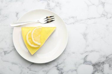 Lezzetli limonlu cheesecake ve çatal beyaz mermer masa, üst manzara. Metin için boşluk