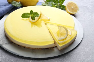 Gri desenli masada naneli limonlu peynirli kek, yakın plan.