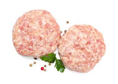 İki pişmemiş köfte ve baharat beyaz, üst görünümde izole