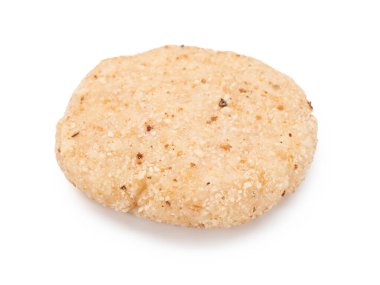 Bir tane pişmemiş taze köfte beyaz üzerine izole edilmiş.