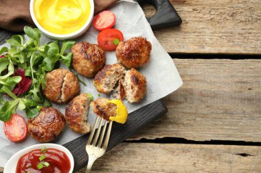 Lezzetli börekler, domates, ıspanak, hardal ve ketçap ahşap masa, düz yatak. Metin için boşluk