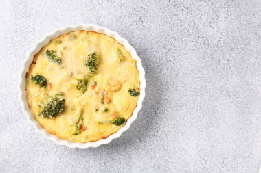 Işık masasında nefis sebze güveci, üst manzara. Metin için boşluk