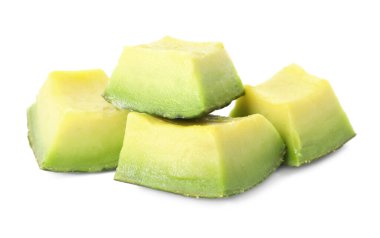 Olgun avokado parçaları beyaza izole edilmiş.