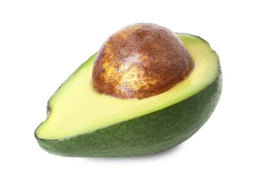 Olgun avokadonun yarısı beyaza izole edilmiş.