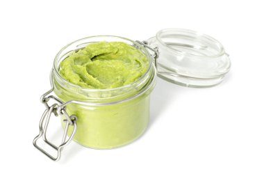 Beyaza izole edilmiş cam kavanoza lezzetli avokado sosu.