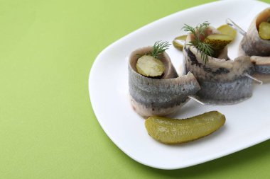 Turşulu lezzetli ringa balıkları ve açık yeşil masada dereotu, yakın plan. Metin için boşluk