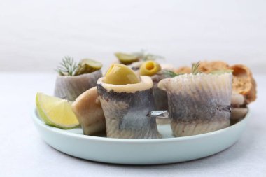 Zeytinli, turşulu ve dereotlu lezzetli ringa dürümleri.