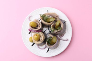 Zeytinli, turşulu, dereotlu ve soğanlı lezzetli ringa balıkları.