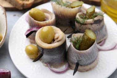 Zeytinli, turşulu, dereotlu ve soğanlı lezzetli ringa dürümleri.