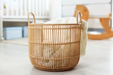 Kapalı yerde battaniyeli sepet, yakın çekim.