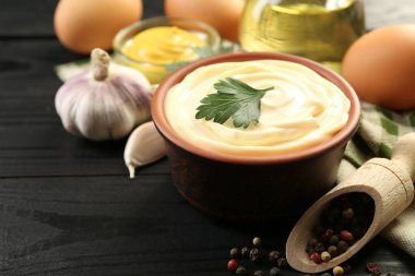 Maydanozlu mayonez sosu ve siyah ahşap masadaki malzemeler, yakın plan. Metin için boşluk
