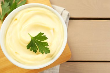 Ahşap masada maydanozlu mayonez sosu. Metin için boşluk