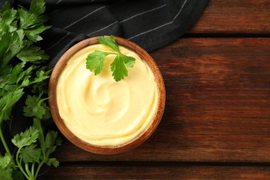 Ahşap masada maydanozlu mayonez sosu. Metin için boşluk