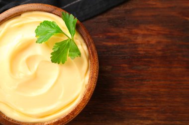 Ahşap masada maydanozlu mayonez sosu. Metin için boşluk