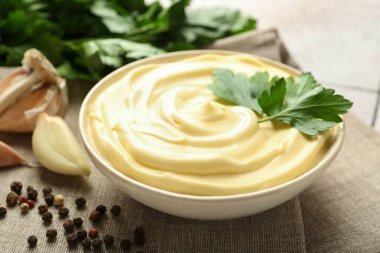 Masada maydanozlu mayonez sosu, yakın plan.