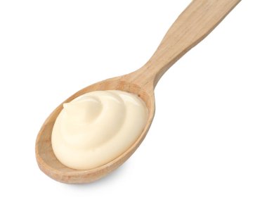 Tahta kaşıkta mayonez sosu. Beyaz kaşıkta izole edilmiş.