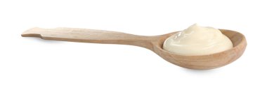 Tahta kaşıkta mayonez sosu. Beyaz kaşıkta izole edilmiş.