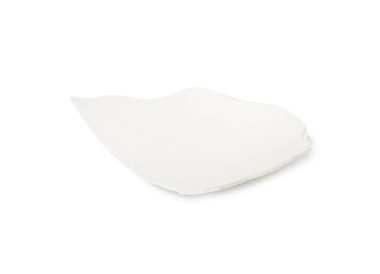 Kırık yumurta kabuğunun bir parçası beyaza izole edilmiş.