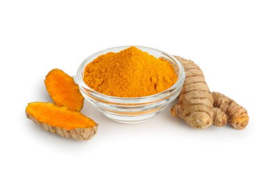 Kabın içindeki zerdeçal tozu ve beyaza izole edilmiş kökler