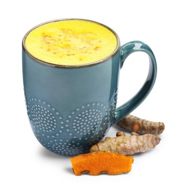 Bardakta lezzetli zerdeçal latte ve beyaz üzerine izole edilmiş kökler.